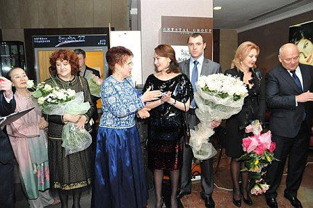 В этом бело-голубом костюме Людмила Янукович уже засветилась в прошлом году в любимом донецком театре