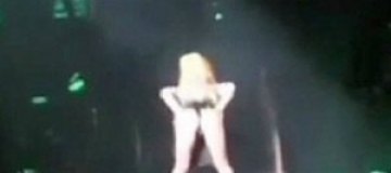 Леди Гага показала со сцены голый зад