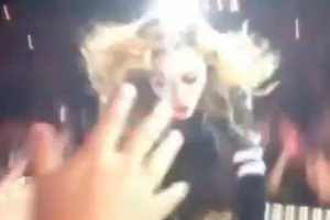Мадонна упала на сцену во время концерта в Далласе 