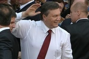 Янукович носит на груди распятие "Вход благоразумного разбойника в Рай"