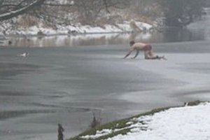 Полуголый англичанин помог своему псу вылезти из ледяной реки  