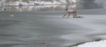 Полуголый англичанин помог своему псу вылезти из ледяной реки  