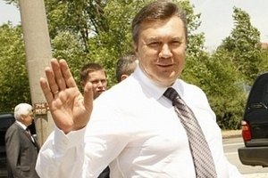 Януковичу купили цветов и "памперсов" на 1 млн