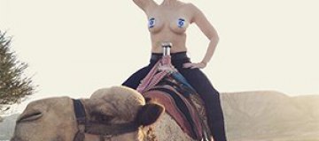 Челси Хэндлер позирует топлес на верблюде