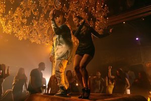 Дженнифер Лопес устроила танцы на столе в ночном клубе