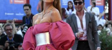 Модели поразили скандальными нарядами на Венецианском кинофестивале