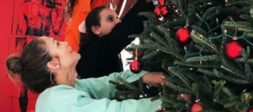 Джей Ло показала, как вместе с детьми и любимым украшала елку к Рождеству