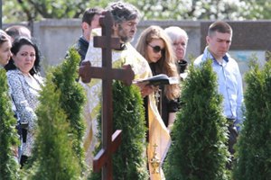 Тина Кароль на кладбище почтила память мужа