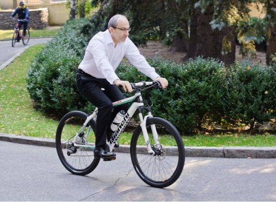 Мэр Харькова приехал на работу на велосипеде