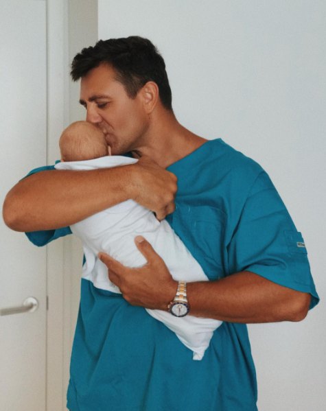 Николай Тищенко с новорожденным сыном