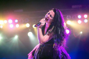Вокалистка Evanescence в Днепропетровске съест 15 кг конфет  