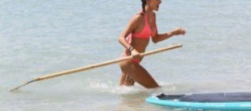 Алессандра Амбросио развлеклась с веслом 