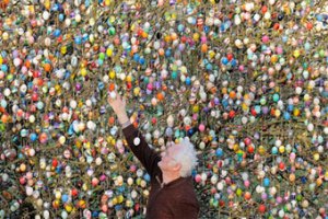 Пенсионер украсил дерево десятью тысячами пасхальных яиц 