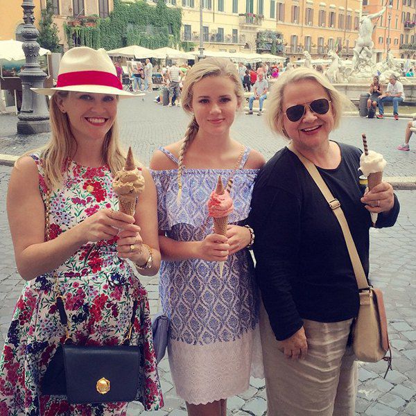 Риз Уизерспун с дочкой и мамой отправились в Рим