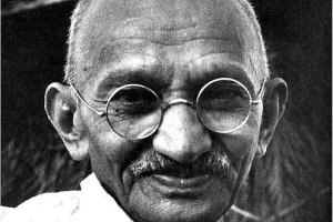Очки и молитвенник Ганди выставили на аукцион  