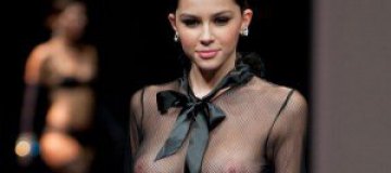 Румынская модель показала пышную грудь на модном показе 