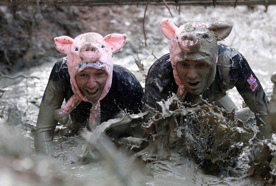 Участники забега в Австрии преодолевают дистанцию по грязи