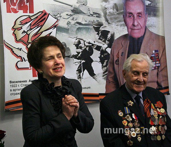 Супруга Виктора Януковича Людмила и художник-фронтовик Андрей Василенко