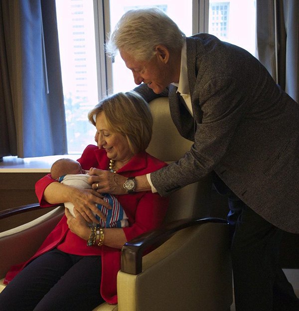 Билл Клинтон и Хиллари Клинтон с внучкой Шарлоттой