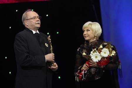 Владимир Бортко вручает Татьяне Цимбал премию &quot;Женщина третьего тысячелетия&quot;