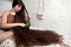 12-летняя бразильянка впервые остригла волосы и купила родителям дом