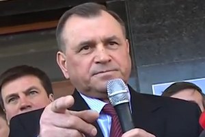 Житомирский губернатор пригрозил пикетчику дать в морду 