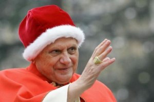 Папа Римский с планшета управляет рождественской елкой