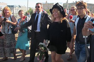 Пугачева прибыла на "Новую волну", оставив детей в Москве