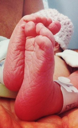 Пока Тори показала поклонникам только ножки новорожденной малышки