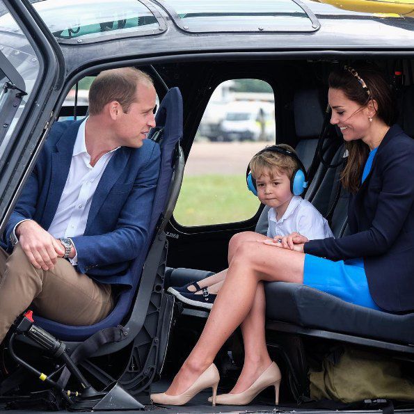 Герцог и герцогиня Кембриджские с принцем Джорджем в кабине вертолета на авиашоу