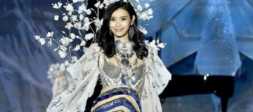 Китайская модель упала на подиуме во время шоу Victoria's Secret