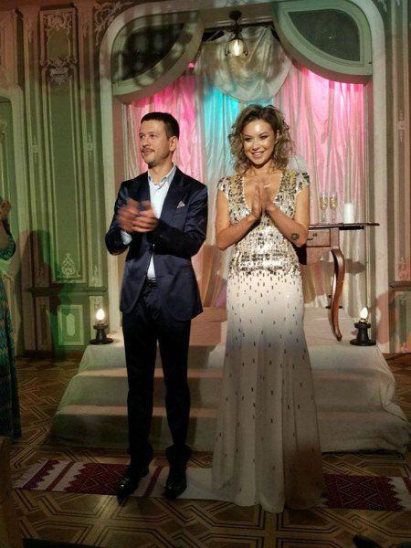 Дмитрий Ступка и Полина Логунова в роли жениха и невесты