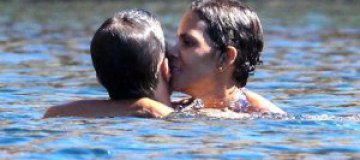 Холли Берри с бойфрендом целовались в море