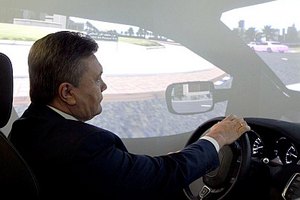 Янукович пересел на болид