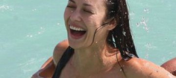 Ольга Куриленко резвилась в Майами в мокром купальнике 