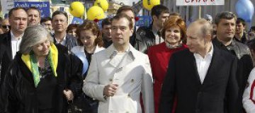 Кокетливый плащ Медведева затмил "голое" платье его жены