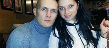 Боксер Усик не говорит с женой-россиянкой о политике