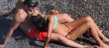Папарацци застали Брэдли Купера и Ирину Шейк на пляже в Италии