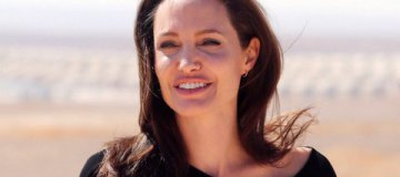 Анджелина Джоли официально сменила фамилию