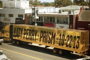 Кэти Перри анонсировала альбом на позолоченном грузовике