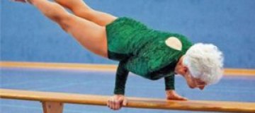 86-летняя гимнастка делает кульбиты на брусьях 