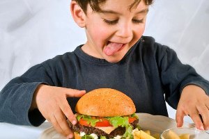 McDonald's признали виновным в "подсаживании" детей на гамбургеры
