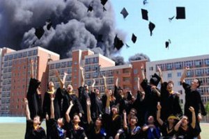 Китайские выпускники сфотографировались на фоне горящего общежития
