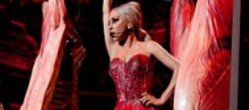 Леди Гага показала новое мясное платье 