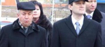 Донецкий губернатор щеголяет в пальто и спортивной кепке 
