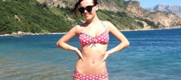 Эрика позировала на пляже Черногории