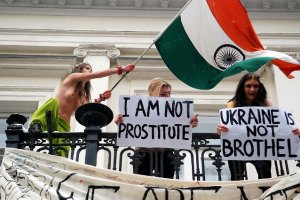FEMEN осадили резиденцию посла Индии
