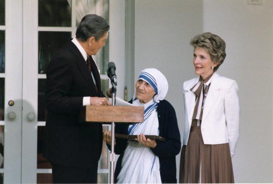 Рональд Рейган награждает мать Терезу