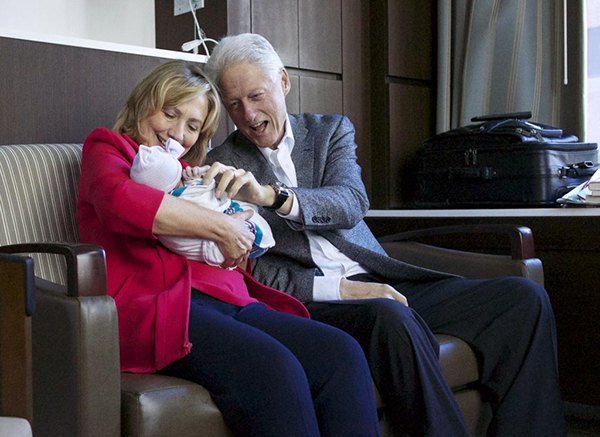 Билл Клинтон и Хиллари Клинтон с внучкой Шарлоттой