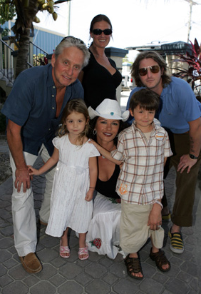 Майкл Дуглас с женой и тремя детьми